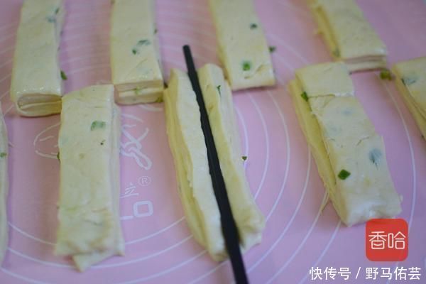 一个鸡蛋,一碗面粉,家庭版油条轻松做,看着就有食欲