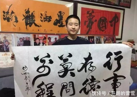 两位书法神童8岁已经名声远扬，如今一位下场凄惨，网友活该