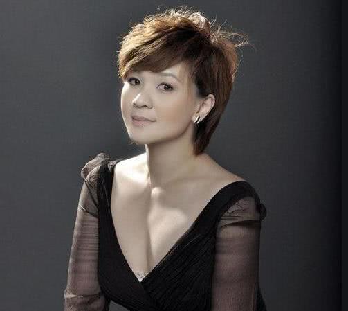 她自认为自己很红,上节目做导师时疯狂耍大牌,被封杀