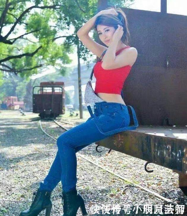 小姐姐爱穿紧身牛仔裤,勾勒腿部的迷人线条,轻松变成大长腿