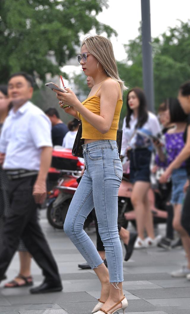 打底裤|吊带背心搭配九分牛仔裤,微胖的妹子可以这样搭配,会更显瘦一些