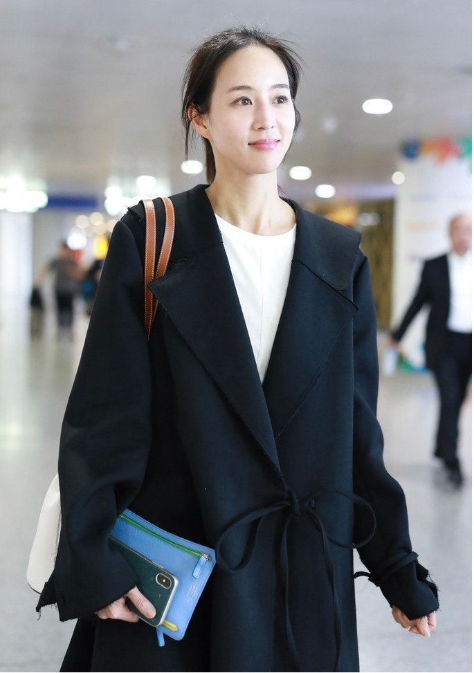 被“张钧甯”气质惊艳!穿黑色大衣搭配牛仔裤走机场,美出新高度