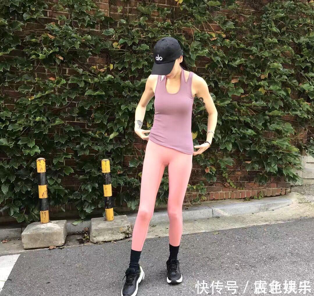 一举一动|修身立体的打底裤装扮很时尚，一举一动都那么楚楚动人