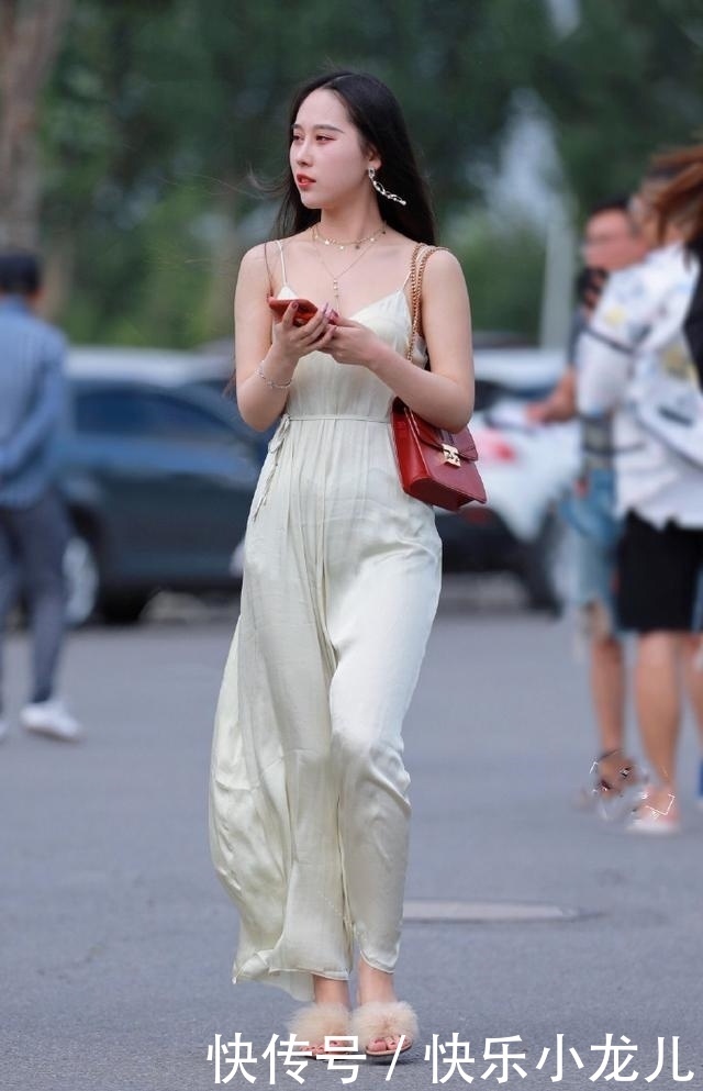 时尚穿搭，脚踩一双毛拖鞋，尽显随性慵懒的气息