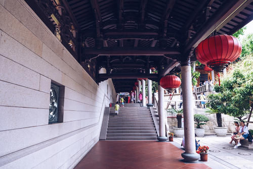 厦门南普陀寺，著名的闽南佛教胜地之一，门票免费且赠送一支香