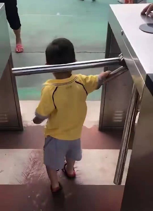 档杆|宝宝经常放学后喊后脑勺疼,妈妈“实地考察”找出原因,网友笑喷