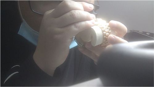 消费者|女子花30万买手表,疑似买到11年前库存表,店家称消费者无知情权