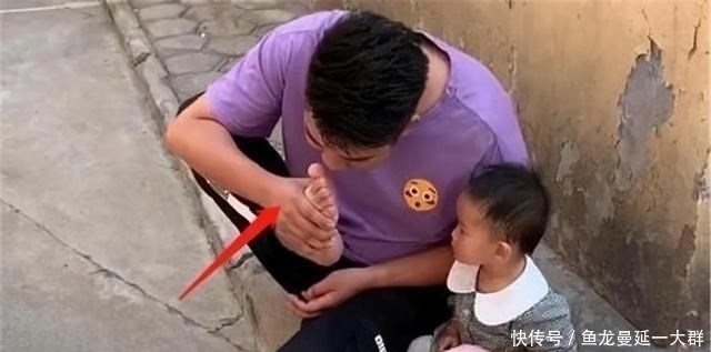 脚丫子|“不靠谱舅舅”带娃走红,伸臭脚丫把外甥女熏跑,网友:正月去剃头