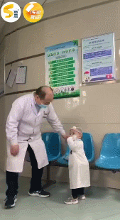 萌翻！2岁男童穿“白大褂”跟医生“查房” ！这一幕让人感动！