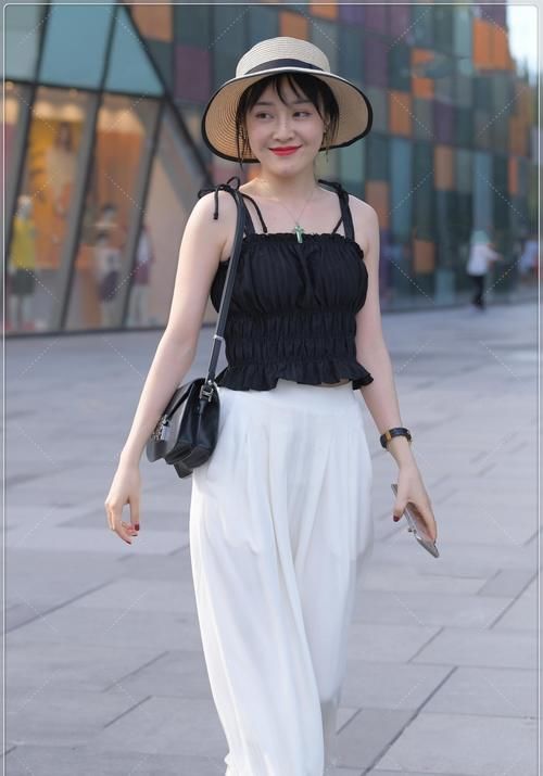 美女穿搭：荷叶边吊带搭配纯白阔腿裤，清爽前卫，萧洒又潇洒