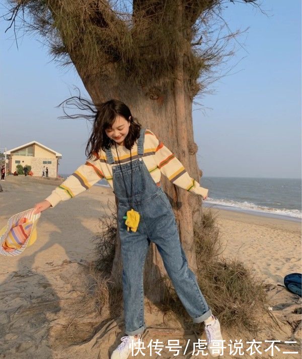 谁说背带裤太“幼稚”？只要搭配得好，轻轻松松穿出少女感