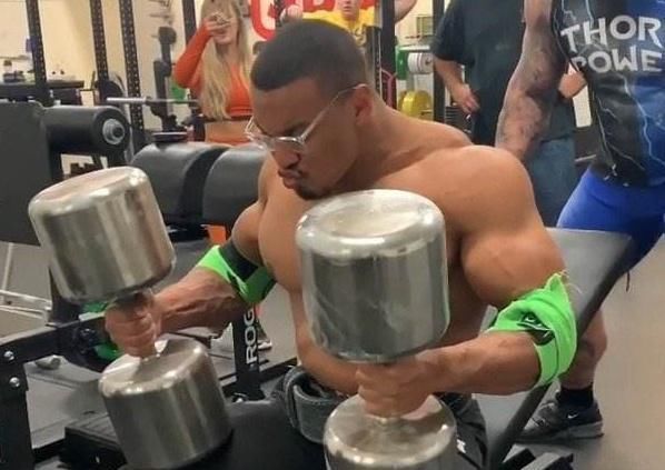 卧推|同样是练胸肌,一个选择卧推一个选择夹胸,最后效果差距有多大