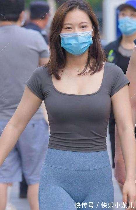 修身 潮流修身的打底裤展现出完美的身形,穿出风情与气质,还显气质