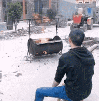 |搞笑GIF:姑娘 你穿的这是裙子吗