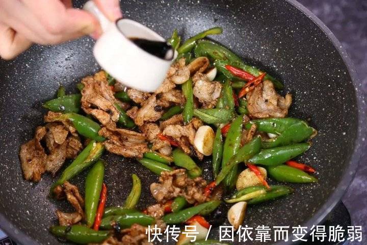 炒肉时，什么时候放酱油做菜10年都不懂，难怪肉质不新鲜！