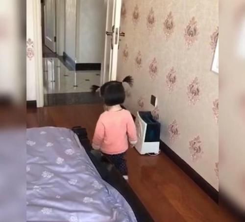 姐姐|姐姐去找妈妈,看到眼前的一幕却“懂事”地转身离开,网友:心疼