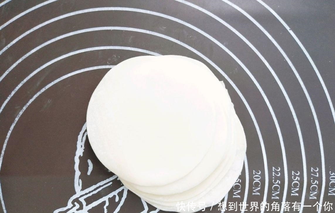 剩下的饺子皮怎么办?加点葱花擀成饼,煎一煎,满口酥脆