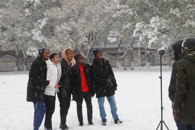 长沙|长沙非洲留学生第一次见到这么大的雪：太冻人了，老家现在有30℃