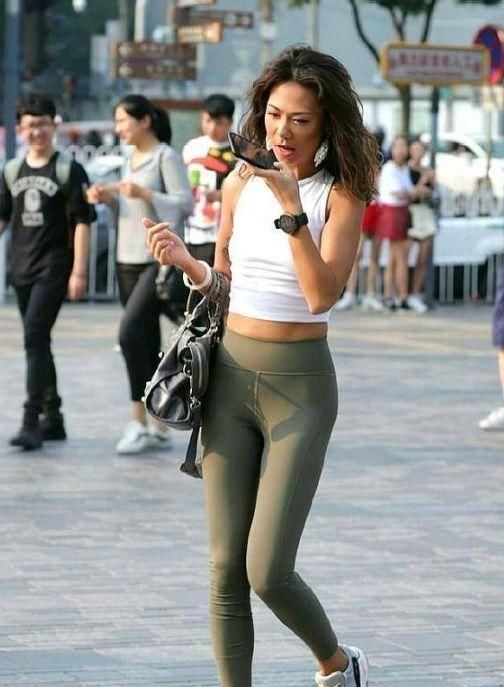 街拍成熟迷人的紧身打底裤美女，勾勒出玲珑般曼妙曲线
