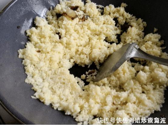 做一道猪油渣酱油炒饭,满满的猪油香气,带来醇厚的味道