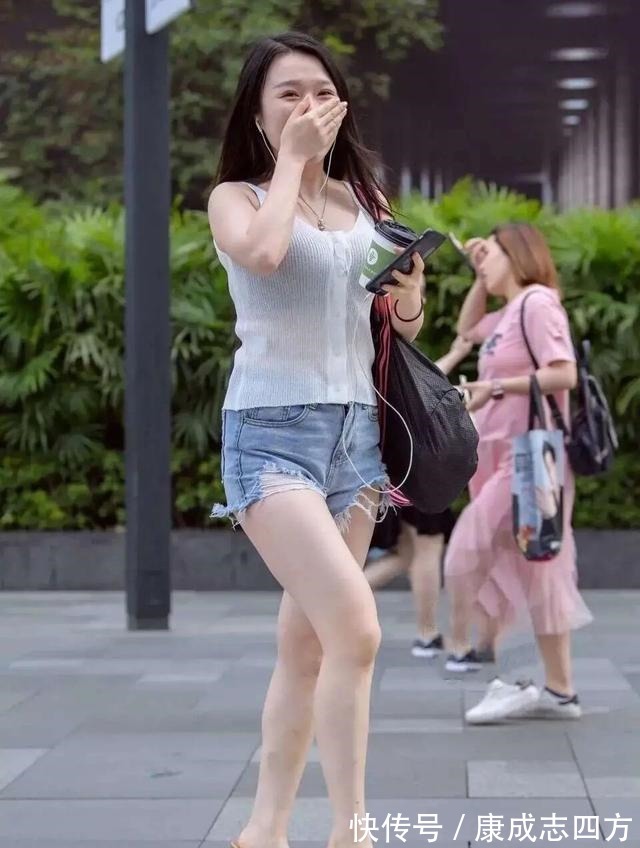 穿搭 “短裤+中筒袜”火了,上身洋气又显高,这样的时尚能把握住吗!