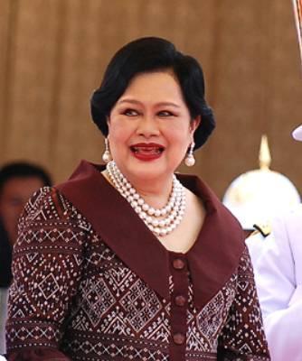 太后 泰国太后年轻时靠粉宝石撑场面!如今瘫痪多年,脸庞怎么变这么黑