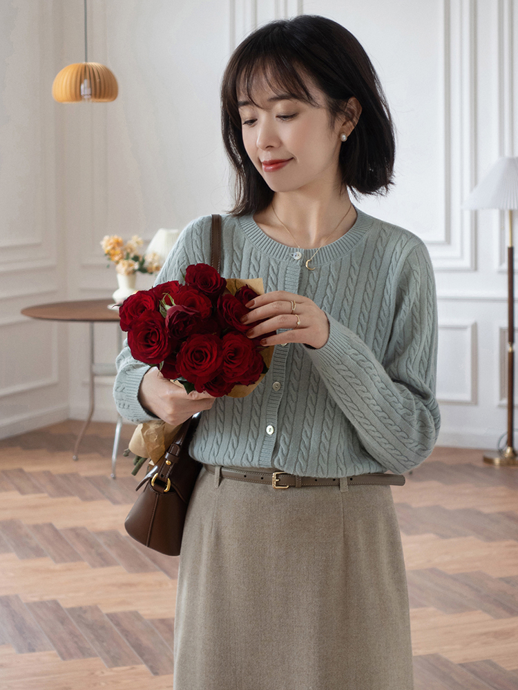 穿搭 秋冬季穿什么样的针织衫才好看?羊毛衫和绞花羊毛开衫,高级洋气