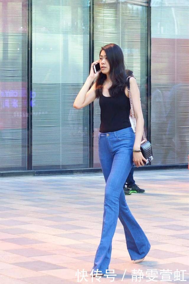 脚上搭配上一双露脚趾的防水台高跟鞋,带着一种气质与淡淡的性感