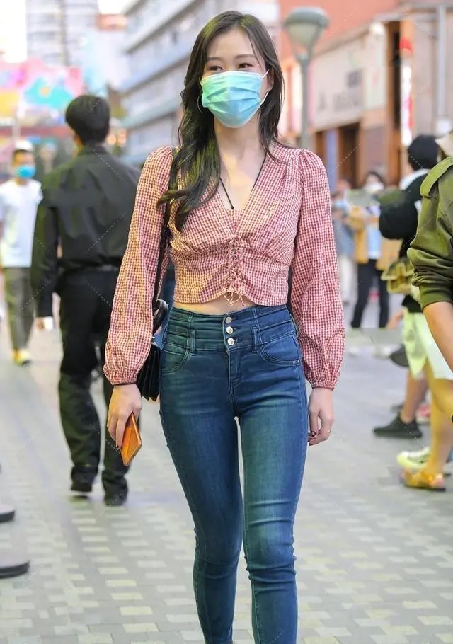 穿搭 牛仔裤穿搭还可以拉长脖颈，要讲究色彩搭配，你会选择吗