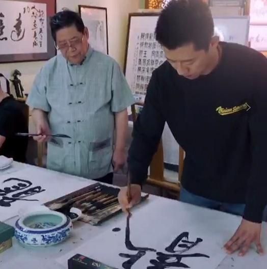 龙字$夏雨书法写龙字,专业书法家只给打60分,网友却给他打98分