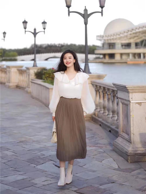 今年火了一种穿法，叫“衬衫＋长褶裙”，清新又迷人，潮人都爱了