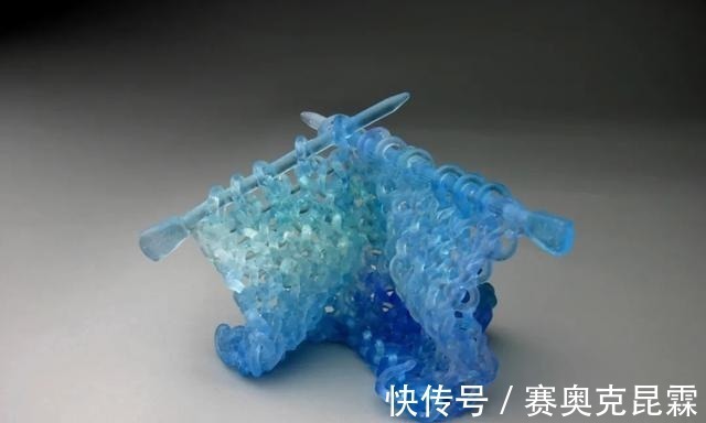 色彩#她是用玻璃雕塑“织毛衣”的第一人,这质感极其逼真!手太牛逼了