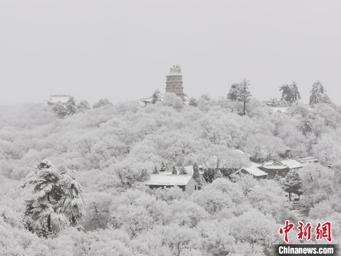 山水画|冬雪后的“道源圣地”崆峒山成水墨山水画