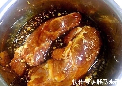 红烧肉|媳妇把整块五花肉放进电饭煲，半个小时后比烤肉还香，家人抢着吃