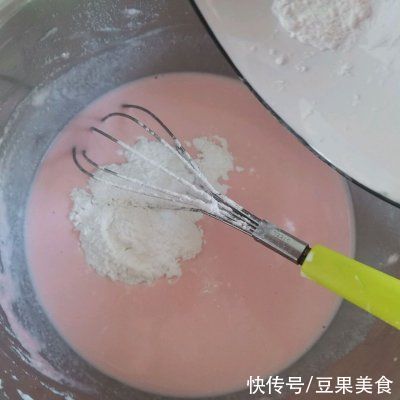 三分钟做好#福气年夜菜#草莓豆腐布丁，做饭太简单