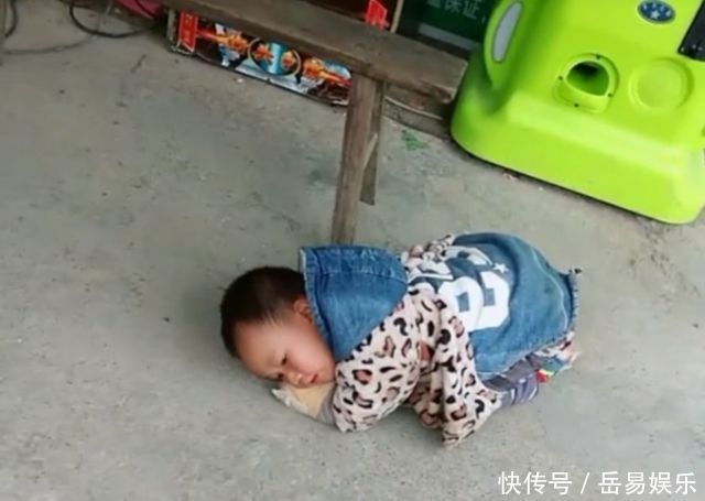 爱动|带4岁外孙逛超市，孩子撒泼打滚要玩具，姥姥生气丢下孩子离开