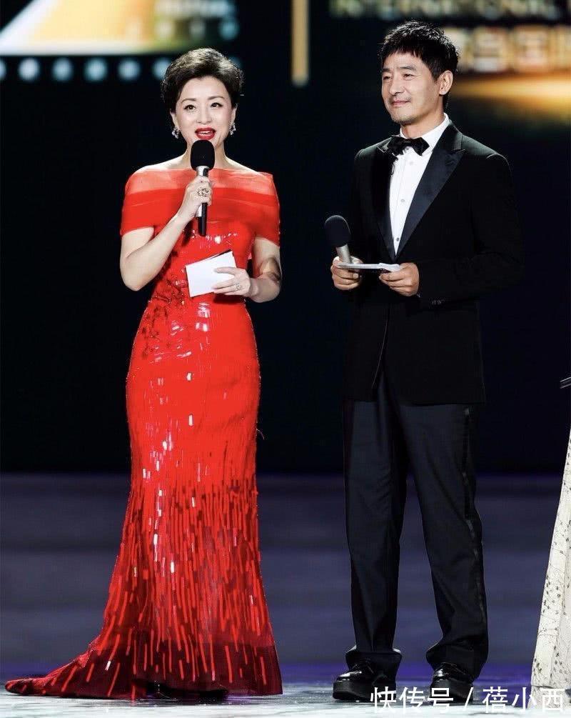 西装|杨澜穿衣从不“装嫩”,穿黑西装内搭白衬衫,骨子里透着高级感