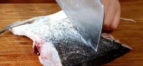 头发,越洗越油,越洗越少?坚持“3不要吃5物”,头发回到年轻时