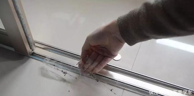 硬币|推拉门地轨清理难不用1滴水，拿个不值钱的它，来回滚一滚就行！