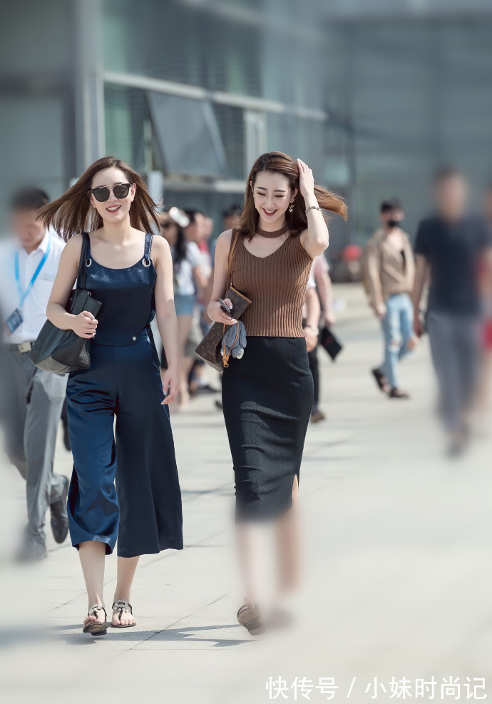 女人味 重庆街拍,独特的设计,流露出优雅的姿态,展现性感女人味!