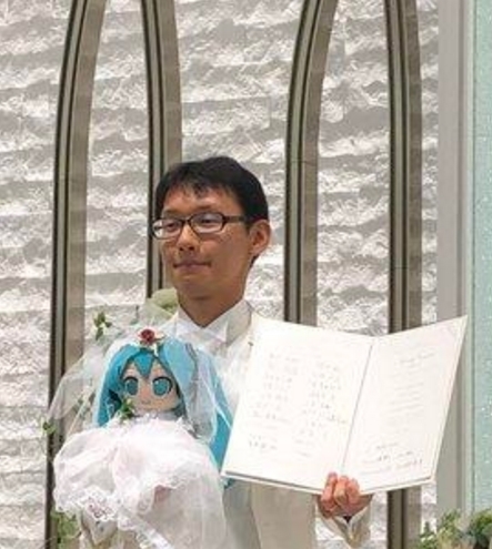 日本宅男娶“初音未来”3年了，自称婚后幸福，狂晒“老婆”美照