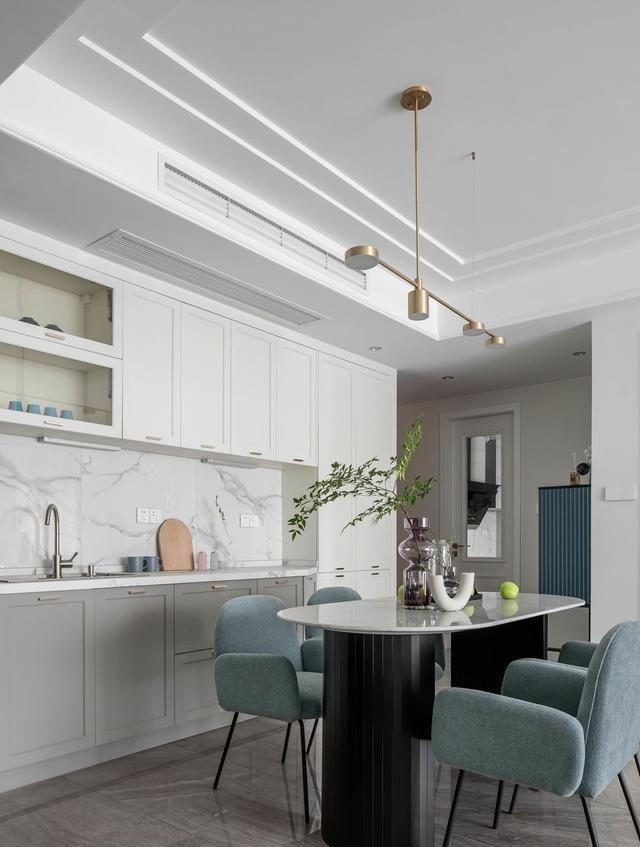 西厨|夫妻俩买下110㎡三居室,装修成轻奢风,室内精致浪漫十分好看