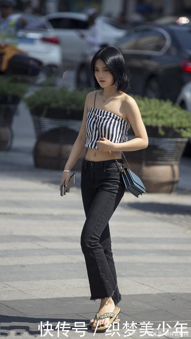 大街上紧身瑜伽裤美女，自信，阳光