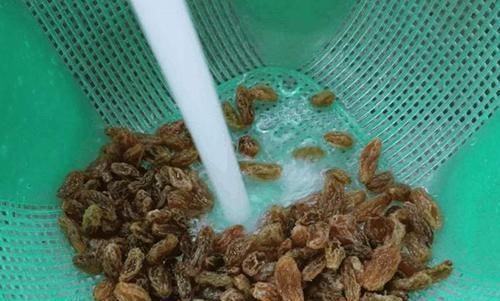 葡萄干直接吃,等于吃灰尘和虫卵,一招教你清干净
