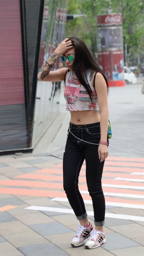 紧身牛仔裤 身材丰满就要穿紧身牛仔裤,才能彰显线条美,性感身材一览无遗