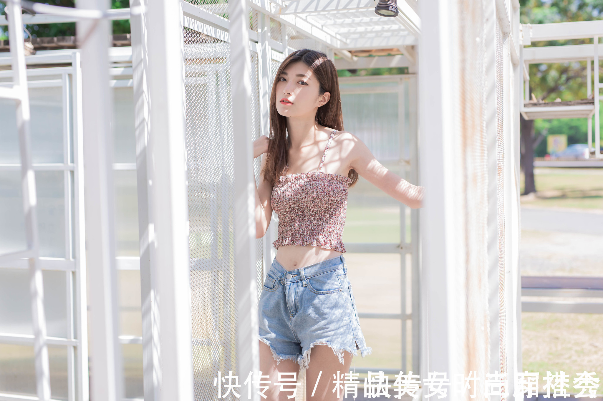 牛仔短裤 碎花的吊带背心清新又时尚,搭配一条高腰牛仔短裤,休闲范十足