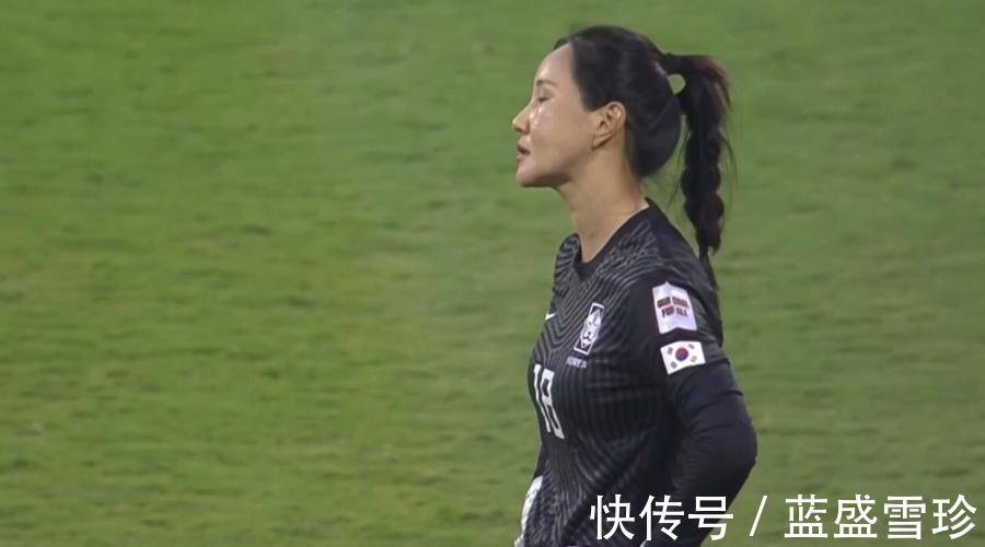 水庆霞|抢国旗!女足夺冠后,谁注意水庆霞这家国情怀的举动,动容啊!
