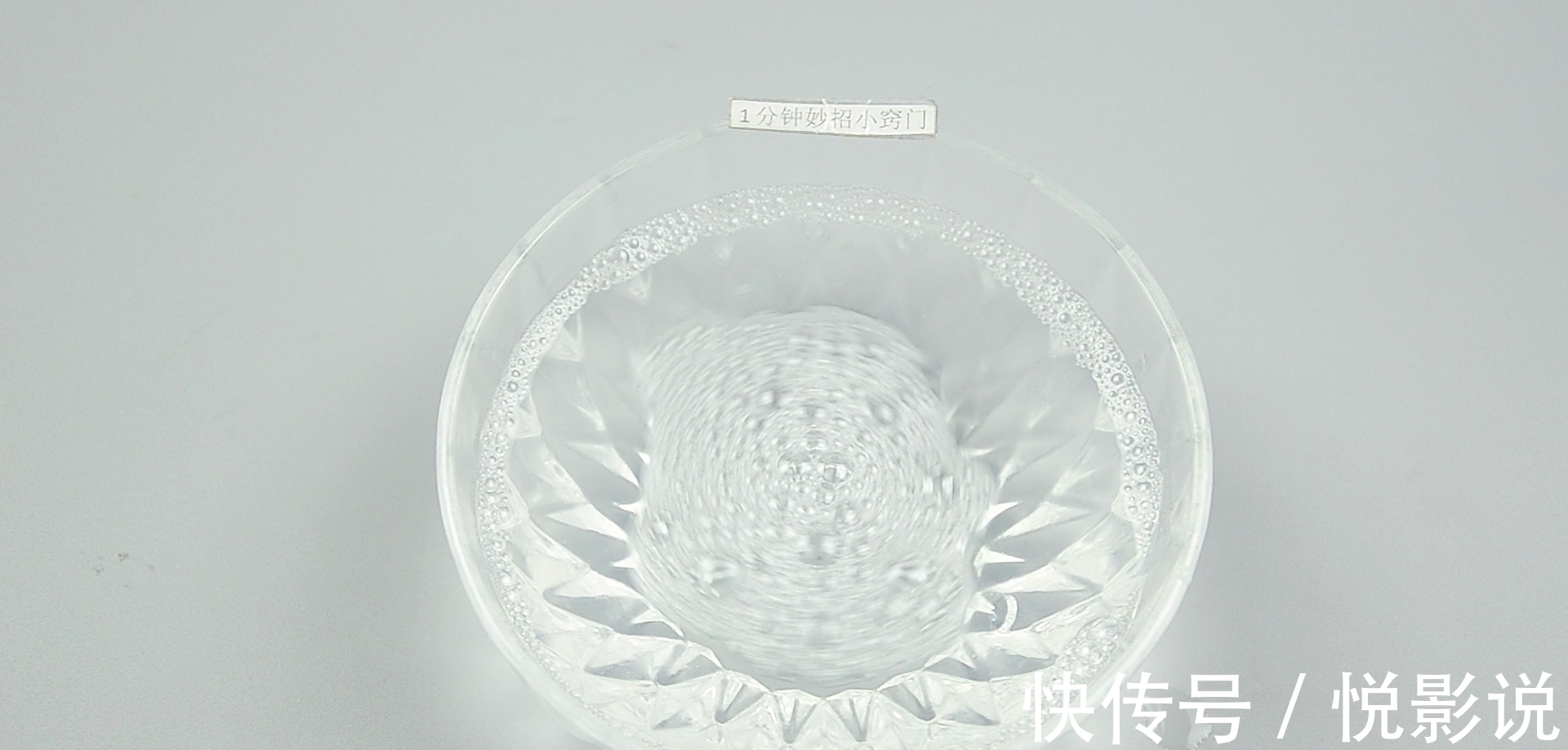 羽绒服别再用水洗，干洗店老板教我诀窍，5分钟洗净，就能马上穿