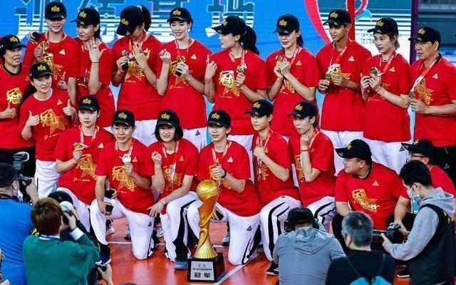 决赛|毫无悬念!天津女排喜夺14冠,王宝泉乐开花,蔡斌却更让人钦佩