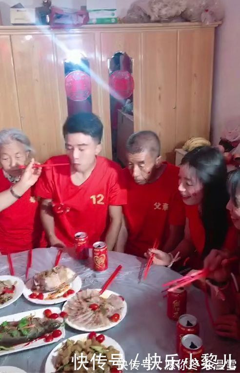 心理健康|11个姐姐凑32万给弟弟买房,网友:为了报答父母“不杀之恩”